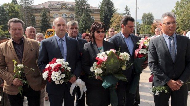Заедно с Радев за първи път пред Паметника на незнайния воин на 9 септември беше и лидерът на социалистите Корнелия Нинова.