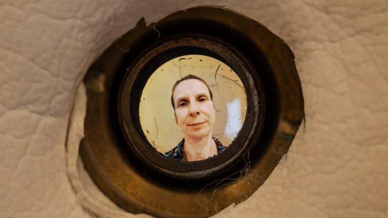 Куку, бейби, гледам те през шпионката