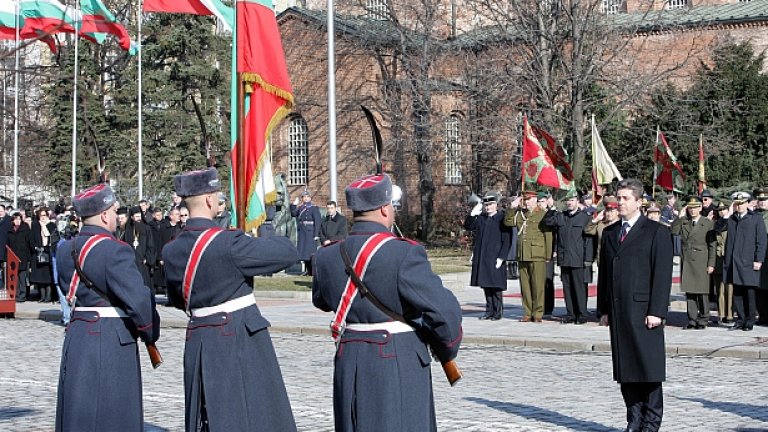 Казионното празнуване на 3 март: знамена, президент, почетна рота...