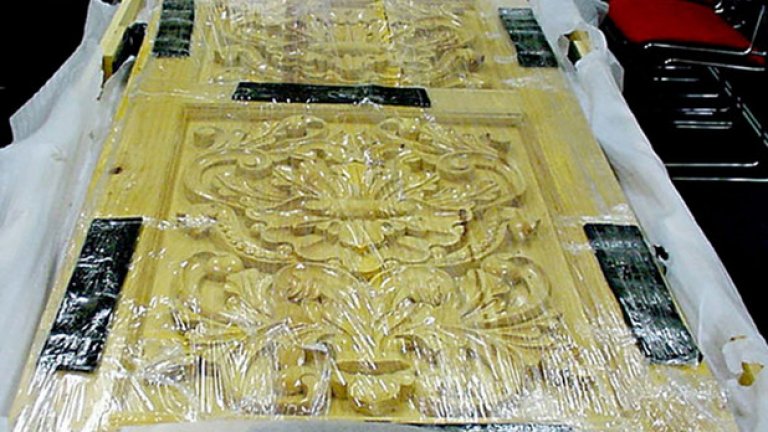 Дървена врата, пълна с кокаин