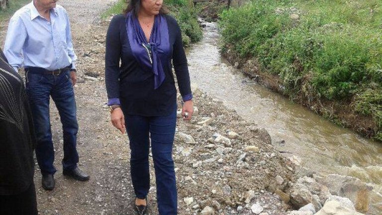 Корнелия Нинова от БСП. "Докато пътувахме към пострадалите места, станахме свидетели как огромно количество вода се стича от планината преди Пирдоп. Вали ужасно", споделя тя във Facebook и обходи региона извънредно
