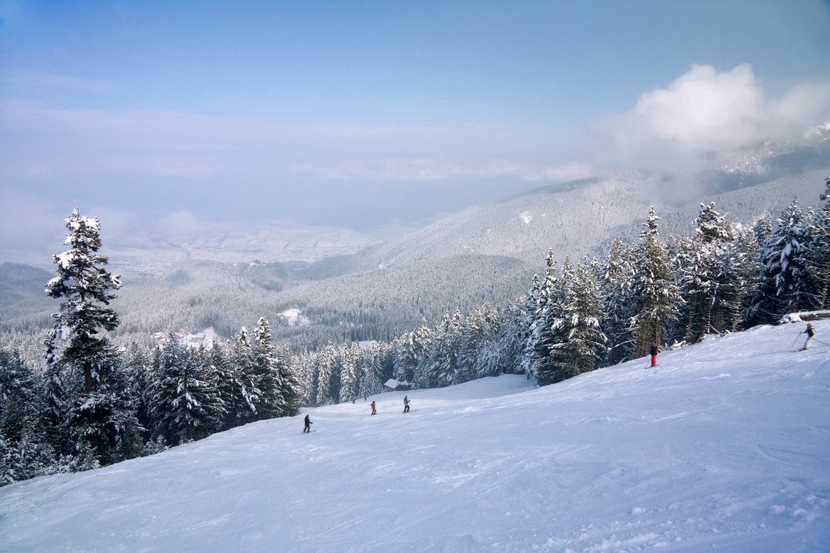 Градът се намира в подножието на Северен Пирин и е на 927 м надморска височина, затова снегът там няма да бърза да отстъпи, или поне не преди април. В курорта има 75 км ски трасета, както за начинаещи, така и за напреднали скиори и сноубордисти. Може да се насладите на зимни картини и от лифтовете – един кабинков и няколко седалкови. 

В Банско от 2011 г. ежегодно се провежда кръг от Световната купа по ски алпийски дисциплини и една от причините е именно добре организираната инфраструктура за зимни спортове. 

Ако обаче не карате ски, може само да се отбиете като част от маршрута на теснолинейката Септември – Добринище, пътуването с която е само по себе си преживяване.