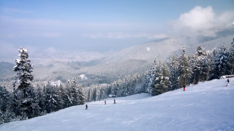 Градът се намира в подножието на Северен Пирин и е на 927 м надморска височина, затова снегът там няма да бърза да отстъпи, или поне не преди април. В курорта има 75 км ски трасета, както за начинаещи, така и за напреднали скиори и сноубордисти. Може да се насладите на зимни картини и от лифтовете – един кабинков и няколко седалкови. 
В Банско от 2011 г. ежегодно се провежда кръг от Световната купа по ски алпийски дисциплини и една от причините е именно добре организираната инфраструктура за зимни спортове. 
Ако обаче не карате ски, може само да се отбиете като част от маршрута на теснолинейката Септември – Добринище, пътуването с която е само по себе си преживяване.