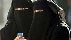 Две приятелки се снимат за профила си в мюсюлманската версия на Facebook