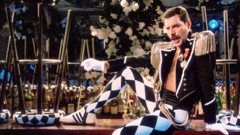 Freddie Mercury - Living On My Own
Може и да му е самотно на лирическия герой в песента, но това е най-добрият начин да предпазиш себе си и околните от заразата.