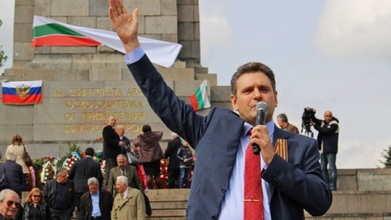 Николай Малинов се опита да пробие и в политиката у нас със своята партия "Възраждане на отечеството", но за негово съжаление формацията не успя да събере и 1% подкрепа на изборите през 2021 г.