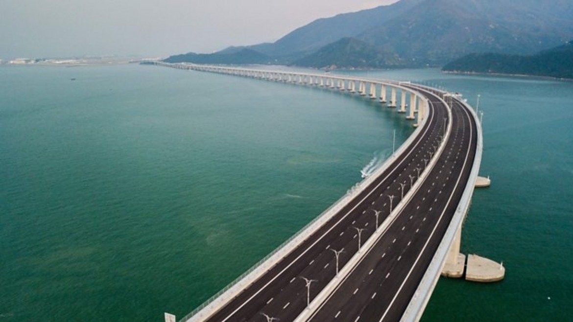  Мостът между Хонконг и Макао 

Най-дългият мост в света беше официално открит на 23 октомври и свързва Хонконг с Макао. Изграждането му отнема девет години и желязо, колкото за 60 Айфелови кули. Близо 7 километра от моста минават под водата, а движението ще се извършва със специално разрешение. Заради съоръжението са направени и два изкуствени острова в морето.
