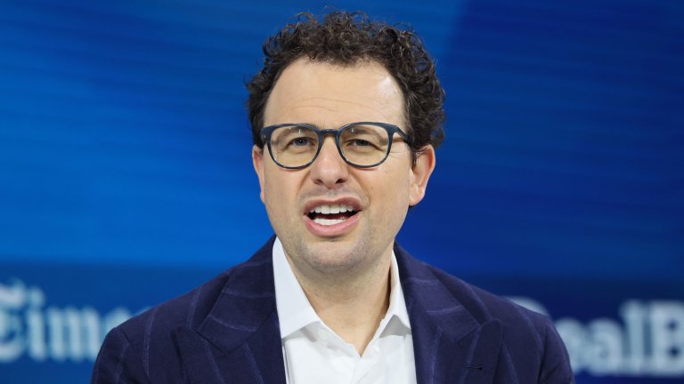 Дарио Амодей 
Бившият вицепрезидент на OpenAI и настоящ основател на Anthropic разполага с богатство от 1,2 милиарда долара през 2025 г. Заедно с шестимата си съоснователи в Anthropic той успя да привлече 3,5 милиарда долара финансиране за софтуерната компания за изкуствен интелект, която през март беше оценена на 61,5 милиарда долара.