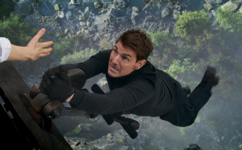 “Мисия невъзможна: Пълна разплата - част първа”
Когато името на Том Круз е намесено в някой филм, се очаква продукцията да взриви боксофиса с печалба от около 1 милиард долара. Подобни бяха надеждите и за новата “Мисия невъзможна”, докато филмът не се удари челно в розово-атомно кинопредизвикателство.
Във втория уикенд от премиерата си екшънът на Том Круз се засече с тайфуна Барбихаймер (едновременната премиера на филмите “Барби” и “Опенхаймер”) и беше отнесен от него.
На световния боксофис “Мисия невъзможна: Пълна разплата - част първа” финишира с 567 милиона долара приходи.