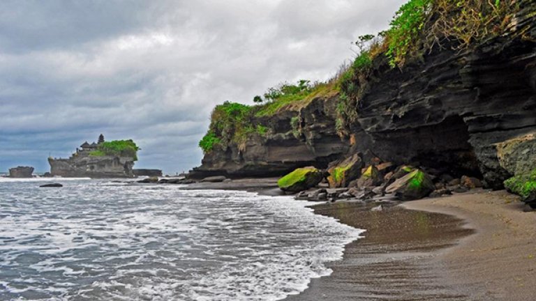 Чарът и красотата на някои места се крият в уникалната им възможност да
изглеждат невероятно независимо от времето. В дъното се забелязва храмът „Танах лот“ -  едно от най-красивите места за посрещане на изгрева.