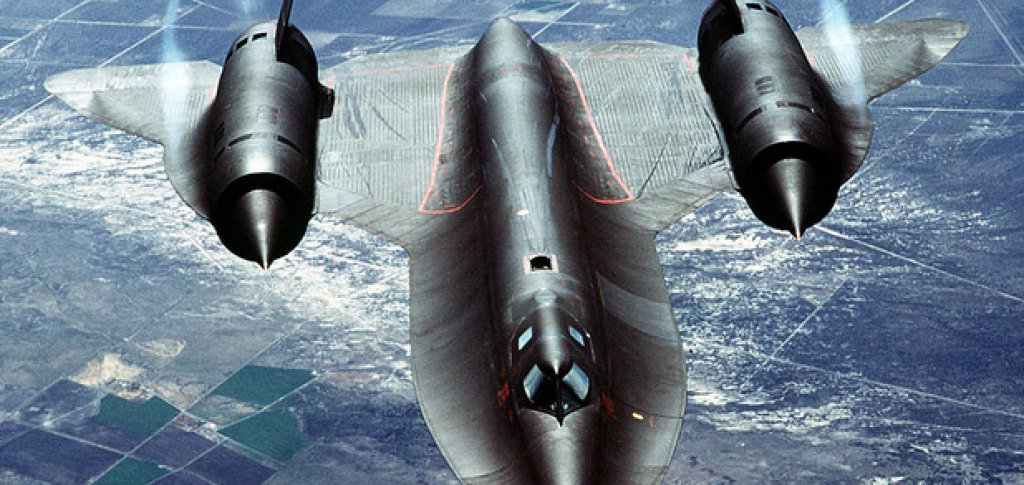 3. Черната птица
U-2 върши не малко полезна работа на ЦРУ, но бързо става ясно, че машината далеч не е невидима, въпреки голямата височина на която лети, а сваляният на 1 май 1960 г. самолет на Франсис Гари Пауърс показва, че U-2 също не е и неуязвим.
Още от 1957 г. ЦРУ започва да финансира разработката на високоскоростен разузнавателен самолет, който трябва да е труднозабележим за радарите. Три години по-късно на Lockheed са поръчани 12 броя от новия А-12, който трябва да лети със скорост от 3500 km/h на височина от 29 000 m. Машината полита през 1962 г., но бързо става ясно, че няма да може директно да лети над съветска територия, защото зенитните ракети на СССР могат да поразят дори самолет, който лети по-бързо от куршум на ръба на атмосферата.
ЦРУ ползва своите А-12 до 1968 г. Междувременно е финансирана преработката на модела в стандартен стратегически разузнавателен самолет, който да се използва от ВВС на САЩ. Така се появява и SR-71 Black Bird, който остава на въоръжение от 1966 до 1998 г. и държи редица световни рекорди за скорост.
