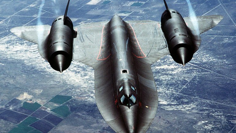 3. Черната птица
U-2 върши не малко полезна работа на ЦРУ, но бързо става ясно, че машината далеч не е невидима, въпреки голямата височина на която лети, а сваляният на 1 май 1960 г. самолет на Франсис Гари Пауърс показва, че U-2 също не е и неуязвим.
Още от 1957 г. ЦРУ започва да финансира разработката на високоскоростен разузнавателен самолет, който трябва да е труднозабележим за радарите. Три години по-късно на Lockheed са поръчани 12 броя от новия А-12, който трябва да лети със скорост от 3500 km/h на височина от 29 000 m. Машината полита през 1962 г., но бързо става ясно, че няма да може директно да лети над съветска територия, защото зенитните ракети на СССР могат да поразят дори самолет, който лети по-бързо от куршум на ръба на атмосферата.
ЦРУ ползва своите А-12 до 1968 г. Междувременно е финансирана преработката на модела в стандартен стратегически разузнавателен самолет, който да се използва от ВВС на САЩ. Така се появява и SR-71 Black Bird, който остава на въоръжение от 1966 до 1998 г. и държи редица световни рекорди за скорост.