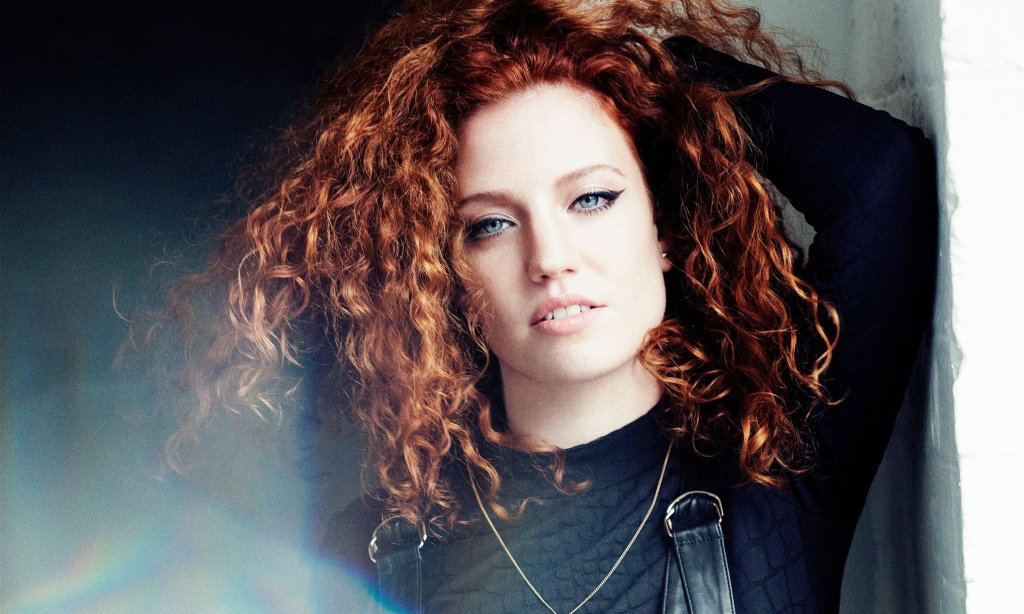 Jess Glynne 
Британката Джес Глин изгрява на музикалната сцена през 2014-а. Трябва да минат две години, за да може и по-широката публика да я забележи. Успехът обаче не пречи на добрия звук на Джес. Тя е онова рижо момиче, което успява да намери почт