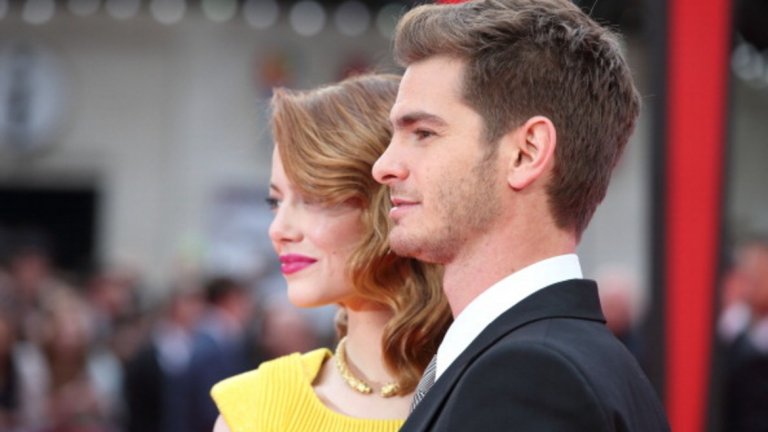 Ема Стоун и Андрю Гарфийлд 
Понякога колкото и да са влюбени двама души, имат нужда от известно време разделени, за да преосмислят отношенията си. Трябва да признаем обаче, че връзката между Андрю Гарфийлд и Ема Стоун изглежда доста съмнителна. 
От една страна двамата са много сладки заедно всеки път, в който фотографите ги уловят да се разхождат из Ню Йорк. От друга те са заедно, докато снимат "Спайдърмен", след което се разделят. След това се събират точно преди премиерата на филма на Стоун "Алоха". Това предизвиква много слухове, че всичко е с цел реклама и нищо друго.