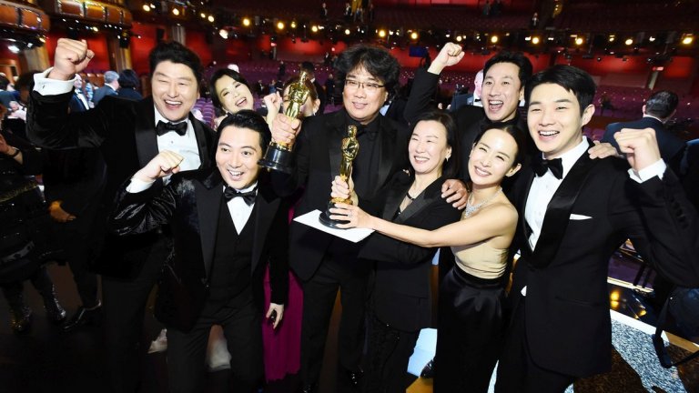 "Паразит" е първият чуждоезичен филм, който печели наградата за "Най-добър филм"
Южнокорейската история за четирима измамници, които се набутват в дома на богато семейство, наистина сътвори история. Най-големият фаворит за отличието беше военният епос "1917" на Сам Мендес, но в крайна сметка творбата на Понг Джун Хо взе отличието.