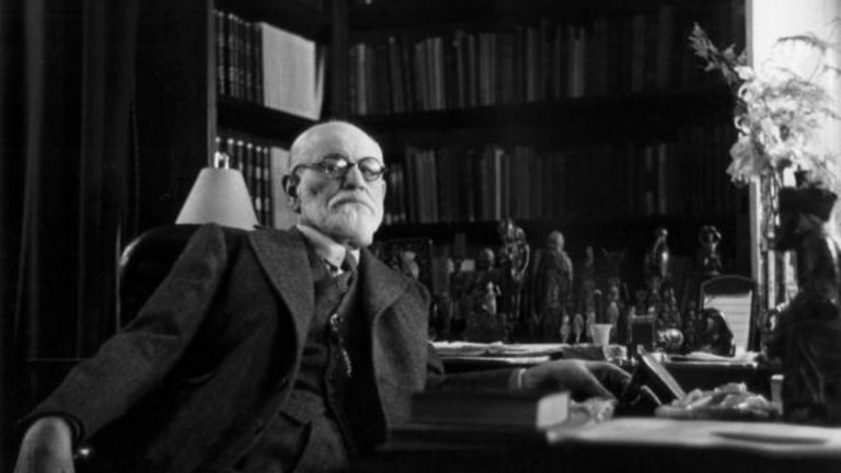 Зигмунд Фройд (1856-1939) 

Основателят на психоанализата първоначално следва медицина в Университета във Виена. Фройд се специализира в изследване на анатомията на човешкия мозък, а по-късно идва и интересът му към изследването на психиката и поведението на хората. Теориите на австрийския учен се превръщат в базата на модерната клинична психология. 