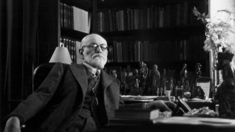 Зигмунд Фройд (1856-1939) 
Основателят на психоанализата първоначално следва медицина в Университета във Виена. Фройд се специализира в изследване на анатомията на човешкия мозък, а по-късно идва и интересът му към изследването на психиката и поведението на хората. Теориите на австрийския учен се превръщат в базата на модерната клинична психология.