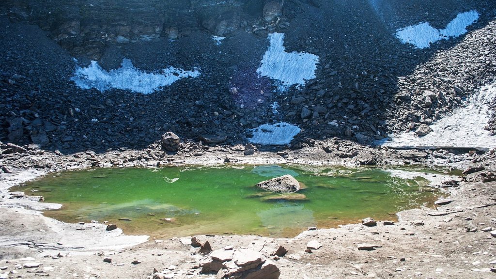 1613px-Roopkund_Lake