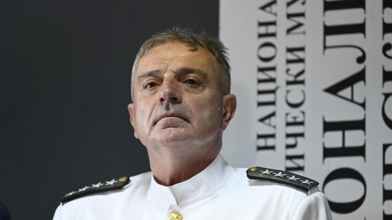 Началникът на отбраната адмирал Емил Ефтимов е подал оставка