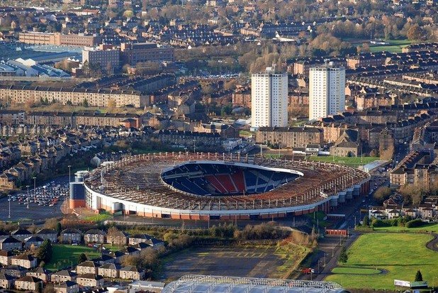 51. "Хемпдън Парк", Глазгоу
Националният стадион на Шотландия отдавна не е с плашещите си мащаби от миналия век. Тогава над 120 000 се тълпяха за мачовете с Англия или финалите за купата на страната. Днес капацитетът е едва 51 866 зрители. Арената живее от 1903-а до днес.