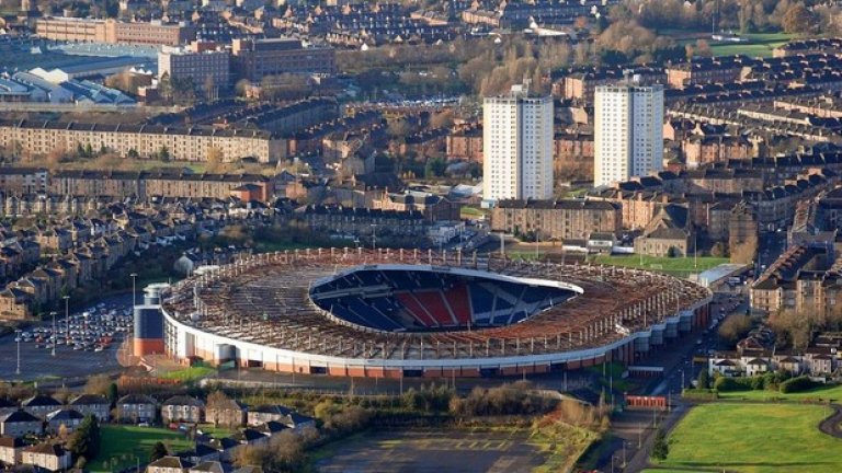 51. "Хемпдън Парк", Глазгоу
Националният стадион на Шотландия отдавна не е с плашещите си мащаби от миналия век. Тогава над 120 000 се тълпяха за мачовете с Англия или финалите за купата на страната. Днес капацитетът е едва 51 866 зрители. Арената живее от 1903-а до днес.