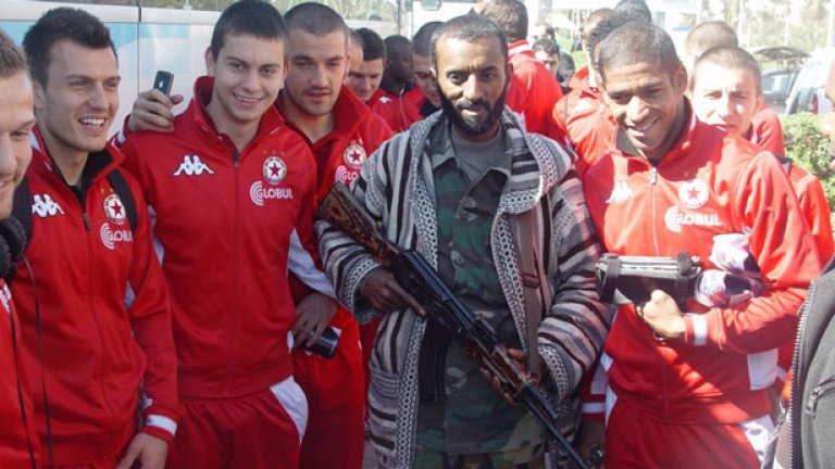 Футболистите на ЦСКА се снимаха с огромна радост с автоматите на охраната си, сякаш за да оправдаят прякора "армейците"