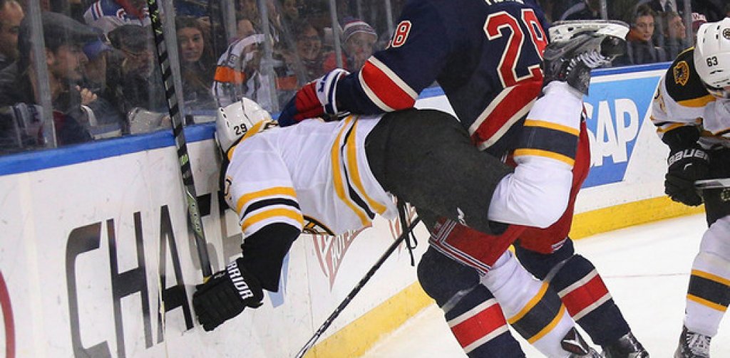 11 януари. НХЛ. Нападателят на Бостън Ландън Фереро лети с главата напред.
