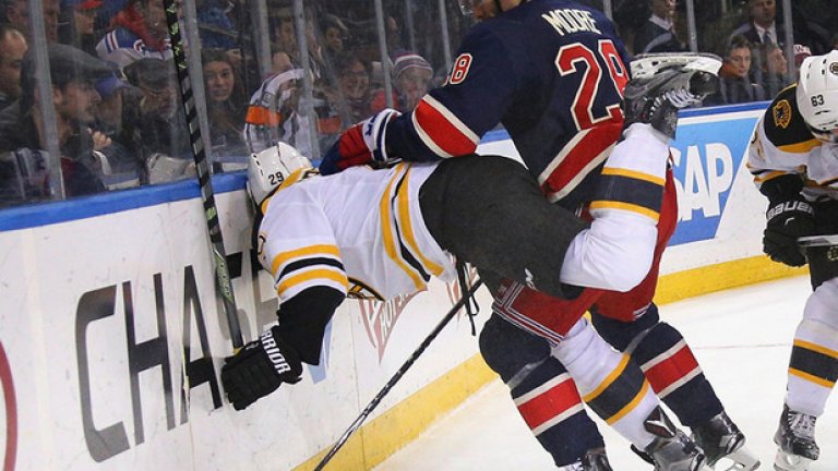 11 януари. НХЛ. Нападателят на Бостън Ландън Фереро лети с главата напред.