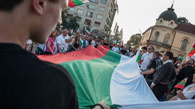 Голям трибагреник пред парламента