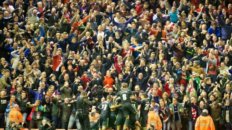 Играчите и феновете на Боро празнуват изравнителния гол на Бамфърд в последната минута на продълженията