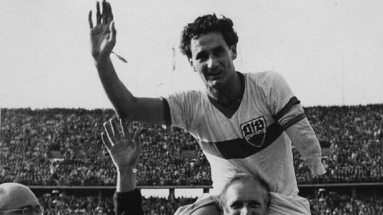 Капитанът на Щутгарт през 50-те години Роберт Шлиенц постигна най-големите си успехи във футбола с една ръка!