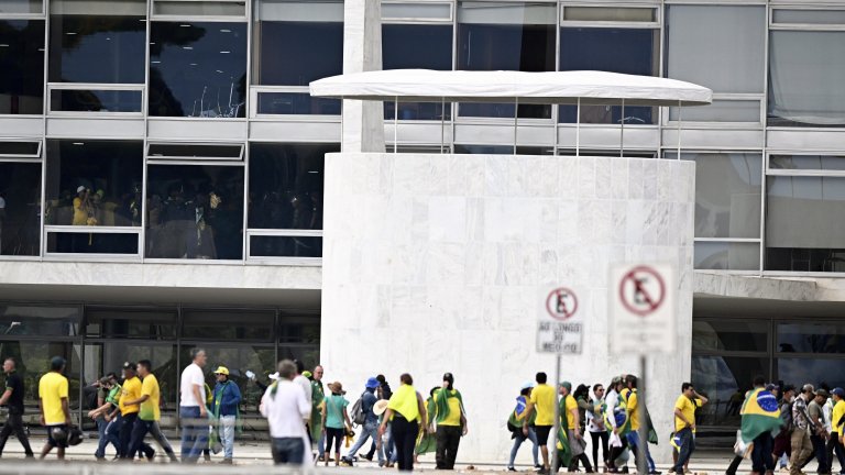 Стотици привърженици на Болсонаро нахлуха в Конгреса на Бразилия