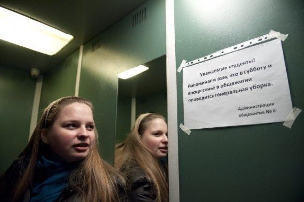 "Основните дни за чистене са събота и неделя" пише в асансьора, в който се вози Елена Гасюкова, 24 годишна руска студентка