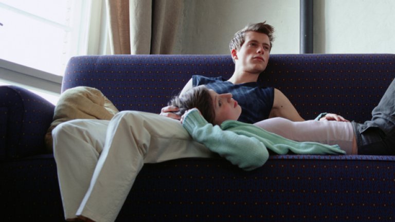 Връзки, които разчитат на зависимост
В случая става дума за усещането, когато настойчиво правиш неща за другия човек, независимо дали те са в разрез с твоята същност и нужди. Когато заявиш, че някой друг определя как се чувстваш или той реши, че ти определяш как той да се чувства, тогава се появяват тенденции на зависимост. Резултатът е, че нито един от вас не може да планира каквото и да е, без да получи разрешението на другия. И всички занимания – дори неща като гледане на ТВ – трябва да бъдат обсъдени и подлежат на компромис от едната страна. Когато едният от двамата във връзката започне да изпитва тревога, другият се хвърля да го успокоява, което спъва енергиите и на двамата. Защото реално не е работа на друг да ви кара да се чувствате по-добре психически. Най-големият проблем с развиването на усещане за зависимост е, че по този начин се подхранват възмущението, тревогата и чувството за несправедливост.
С други думи: поемете отговорност за собствените си емоции, вместо да очаквате партньорът да го направи. Има огромна разлика между това да помагаш на някого и да си абсолютно зависим в помощта си към него. Всички саможертви в името на другия трябва да бъдат съзнателен доброволен избор, а не задължение.