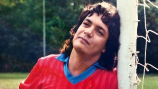 Не просто измамник-футболист, а истински гений в това, което правеше. Или както казва Тато: „Да успееш да направиш всичко това, да минеш през всички тези отбори, да ги убедиш, че си контузен, но и истински футболист, въпреки че никога не си играл… Той, наистина, беше артист.“