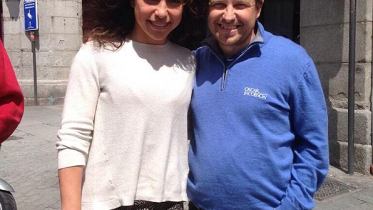 Феновете я харесват и уважават. Често я спират за снимка при гостуванията на отбора