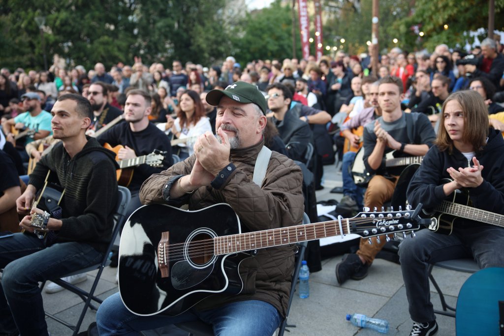 Над 150 китаристи свириха песента "Клетва" пред НДК в памет на Кирил Маричков (видео)