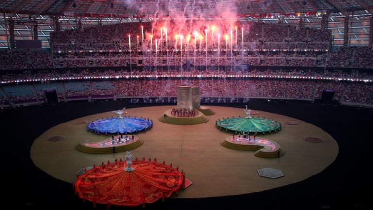 Три огромни балерини танцуваха