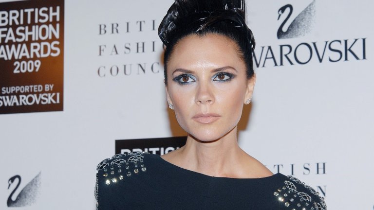 Виктория Бекъм
Ако има една знаменитост, която след годините под светлините на прожекторите и пред фотообективите на папараци нито веднъж не е засичана с лош тоалет, това е Виктория Бекъм. Бившата изпълнителка от Spice Girls, към настояща дата и моден дизайнер, е ходещ урок по съчетаване на последните модни тенденции с елегантността, така че да не изглеждате прекалено екстравагантно и не на място.