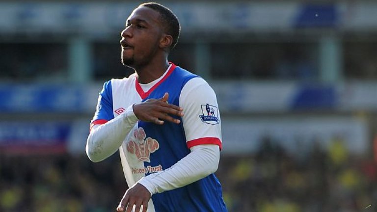 Дейвид "Джуниър" Хойлет отпадна с Блекбърн, но остави добри впечатления с играта си. Той е свободен агент, което го прави особено привлекателен за "цицията" Венгер