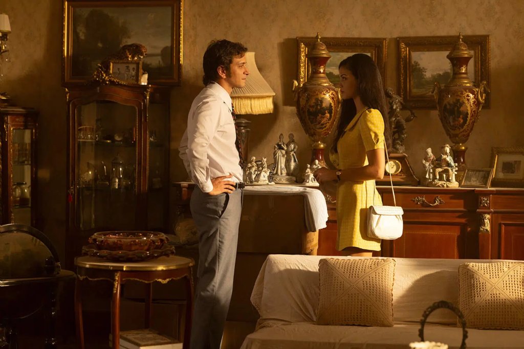 “Музей на невинността”

Сериалът, базиран на прочутия роман от Орхан Памук, ни запознава с историята на Кемал. Той е 30-годишен мъж от заможно истанбулско семейство, който през 70-те години на миналия век започва афера с 18-годишната си далечна родственица Фюсюн. Двамата имат кратка връзка, преди Кемал да се ожени за годеницата си Сибел.

Чувствата му към Фюсюн обаче така и не избледняват. Погълнат от спомен за любовта си към нея, Кемал започва да колекционира всяка вещ, до която тя някога се е докосвала -  обеци, фиби за коса, дори фасове от цигари.