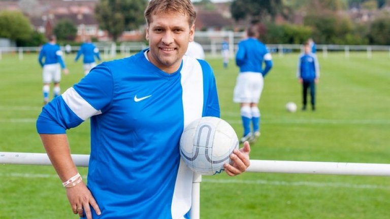 "Невероятно е, мачовете са супер напрегнати, а и постоянно стават смешни ситуации и има много шеги", казва българинът.