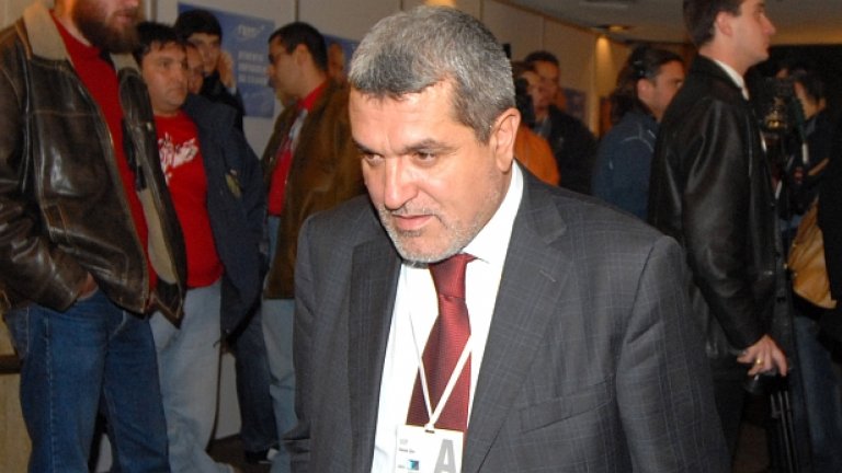 Касим Дал беше част от ръководството на ДПС до 2011 г., когато напусна партията в знак на несъгласие с Ахмед Доган
