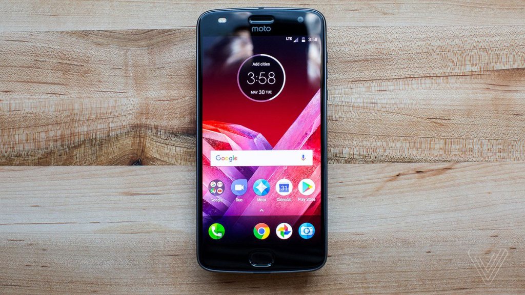 MOTOROLA MOTO Z2 PLAY 
Плюсове: 
+ Тънък и елегантен дизайн 
+ Супер батерия 
+  Софтуерните допълнения са чудесни 
Минуси: 
- Камерата иска оптичен стабилизатор 
- Жестове с пръсти са бавни