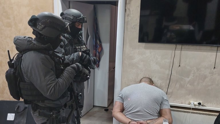 По случая са задържани осем души