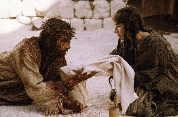 "Страстите Христови" (Passion of the Christ, 2004) 

Филмът на Мел Гибсън предизвика доста полемика и беше изпълнен с брутални сцени на насилие. Но не е широко известно, че актьорът в главната роля, Джим Кавийзъл, наистина е претърпял ужасни неща по време на снимките, също както и неговият герой. Той е страдал от хипотермия и пневмония по време на зимните снимки, извадил си рамото и погрешка е бил ударен съвсем реално и болезнено при сцената с пребиването с камшик. В друга сцена и той, и асистент-режисьорът Жан Микелини били ударени от светкавица и го приели за знак свише.

Има и друга причина филмът да бъде смятан за прокълнат – след него и Кавийзъл, и режисьорът Мел Гибсън претърпяха тежък крах в кариерите си.
