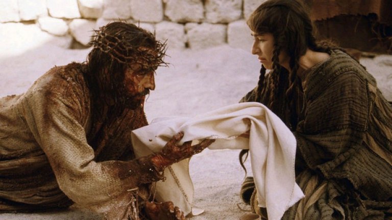 The Passion Of The Christ / "Страстите Христови"
Един от най-кървавите филми, за които човек може да се сети, без да изпада в графата на хорър жанра. "Страстите Христови" показва последните часове от живота на Иисус Христос. Макар филмът да разказва историята по завладяващ начин и да събужда много въпроси след себе си, също така няма как да се подминат и огромните количества насилие.