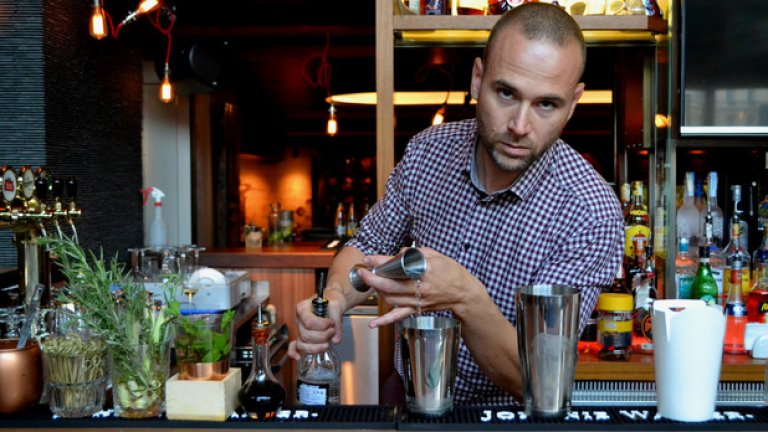 Димитър Петровски е миксолог, обучител на млади таланти зад бара или по-просто казано - барман. От добрите. Работи в SASA, приготвя изумителни азиатски коктейли и обича патица по пекински.