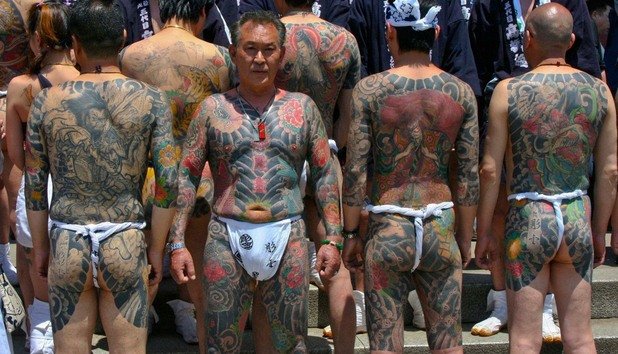 Татусите имат символно значение в японската култура. Ако цялото ти тяло е покрито с рисунки, значи със сигурност си от якудза