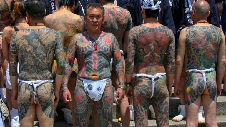 Татусите имат символно значение в японската култура. Ако цялото ти тяло е покрито с рисунки, значи със сигурност си от якудза